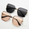 Neue Art und Weise Katzenaugen-Sonnenbrille mit großem Rahmen Europäische und amerikanische Trendfrauen-Metall-Sonnenbrille net Rote Sonnenbrille s21019